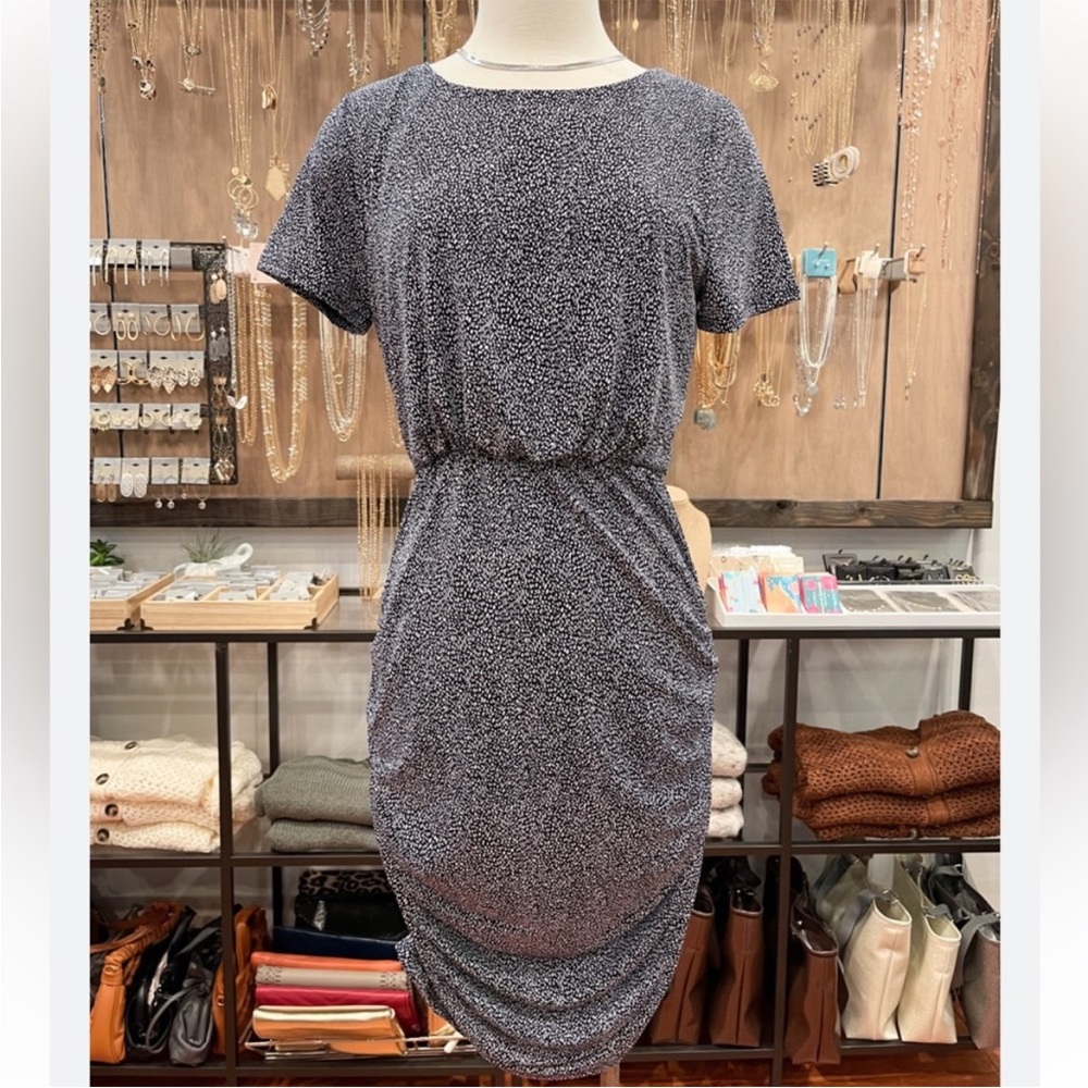GILLI Navy Blue Ruched Short Sleeve Print Dress Size Medium NEW